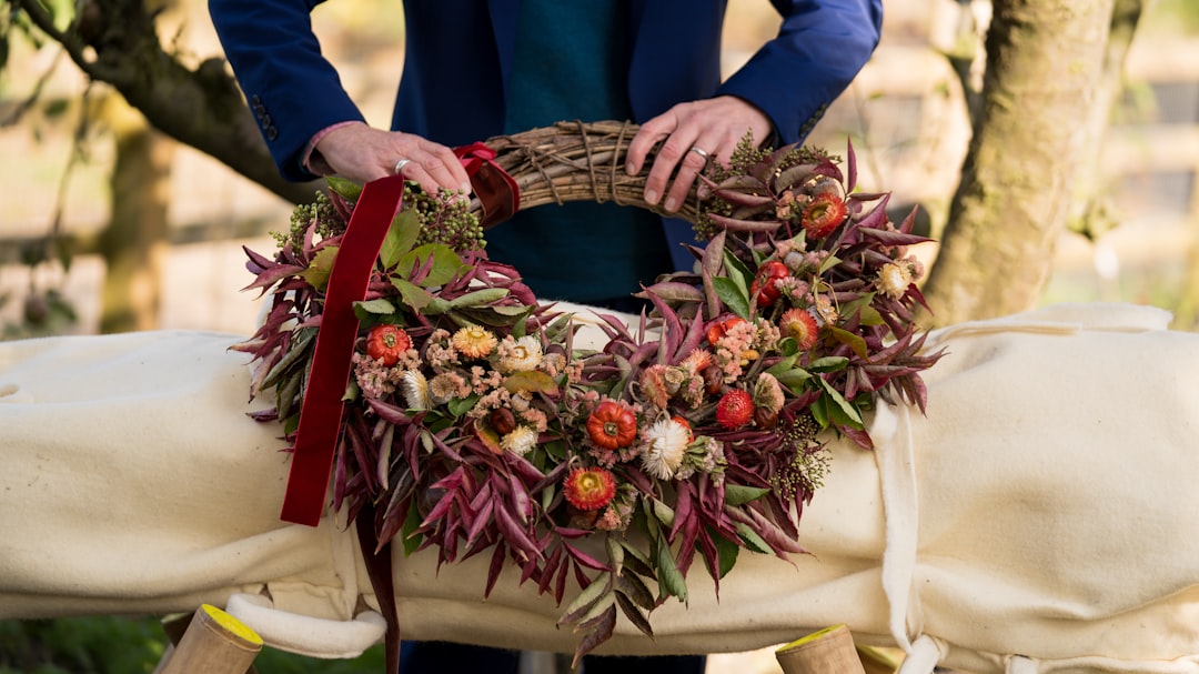 The Difference Between Funeral Sprays and Wreaths Explained