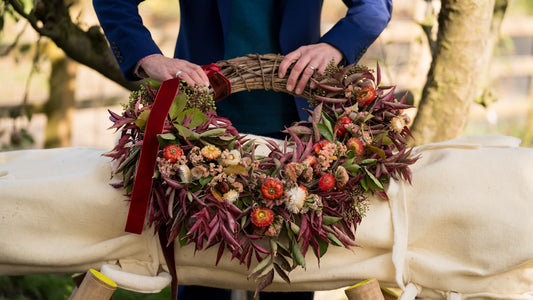 The Difference Between Funeral Sprays and Wreaths Explained