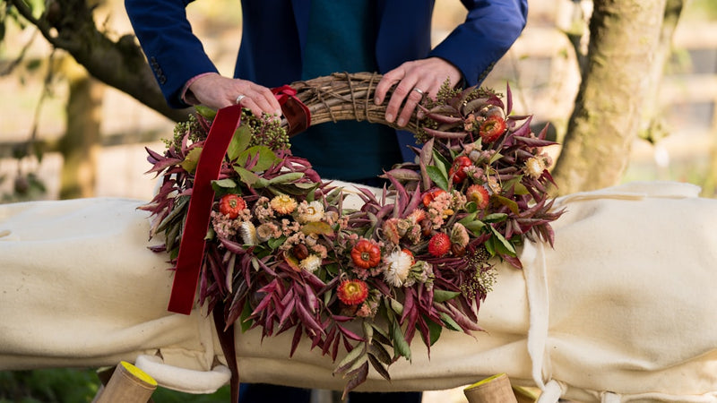 The Difference Between Funeral Sprays and Wreaths Explained