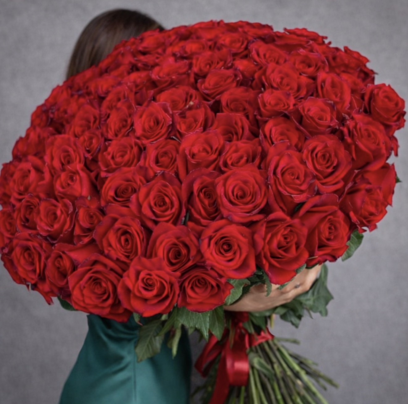  a large bouquet of red roses 