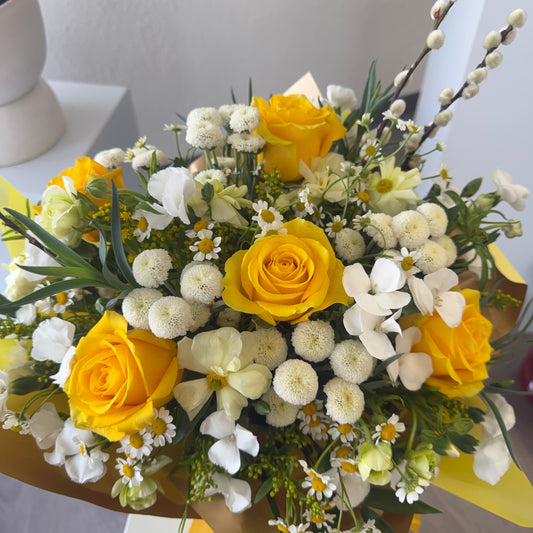 Bouquet of yellow and white flowers