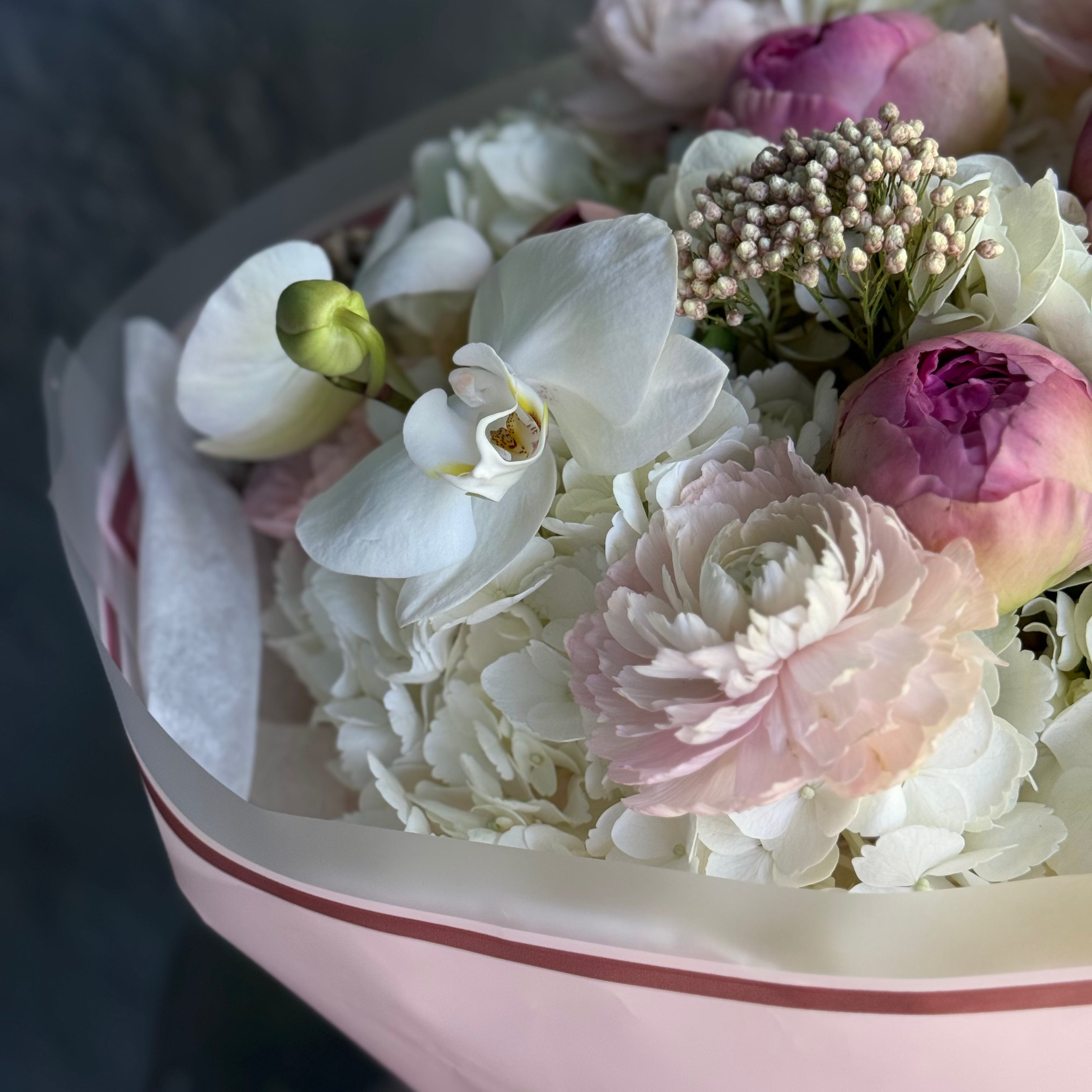 #6809 Whispering Muse – Luxury Hand-Tied Bouquet