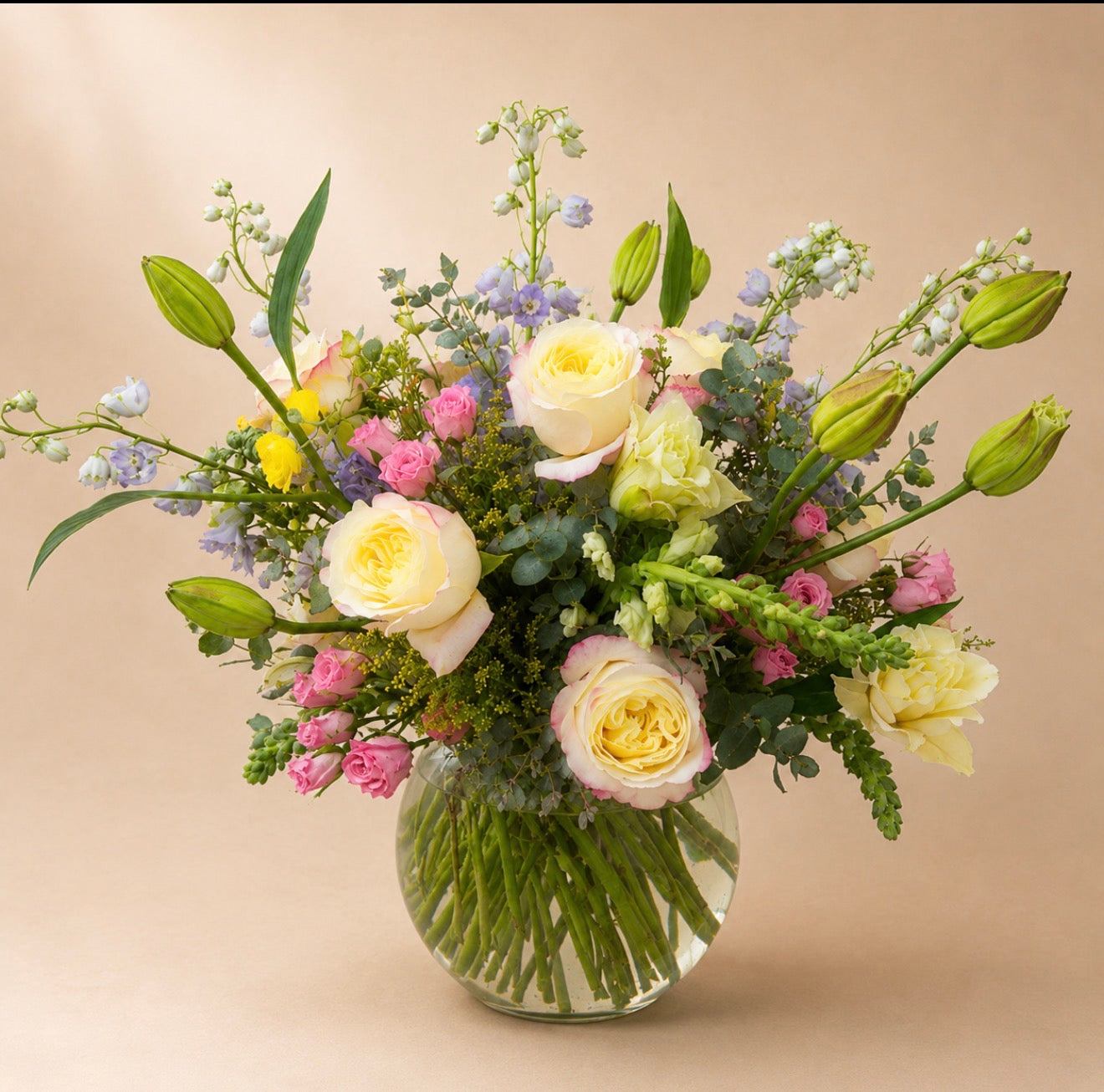 Garden Rose Bouquet in Glass Sphere Vase – Fresh & Luxurious