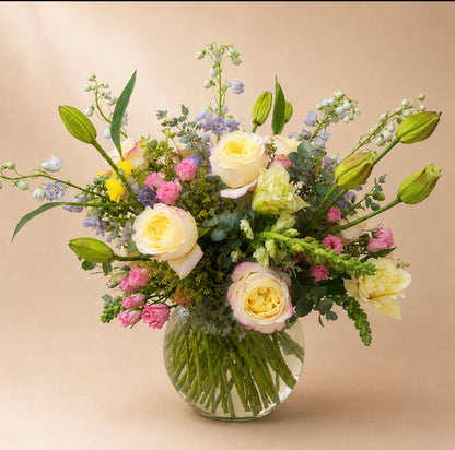 Garden Rose Bouquet in Glass Sphere Vase – Fresh & Luxurious