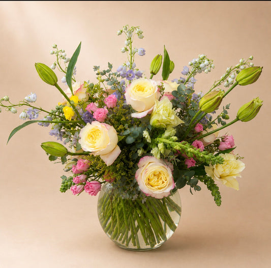 Garden Rose Bouquet in Glass Sphere Vase – Fresh & Luxurious